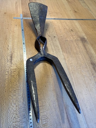Old tool outil - /,